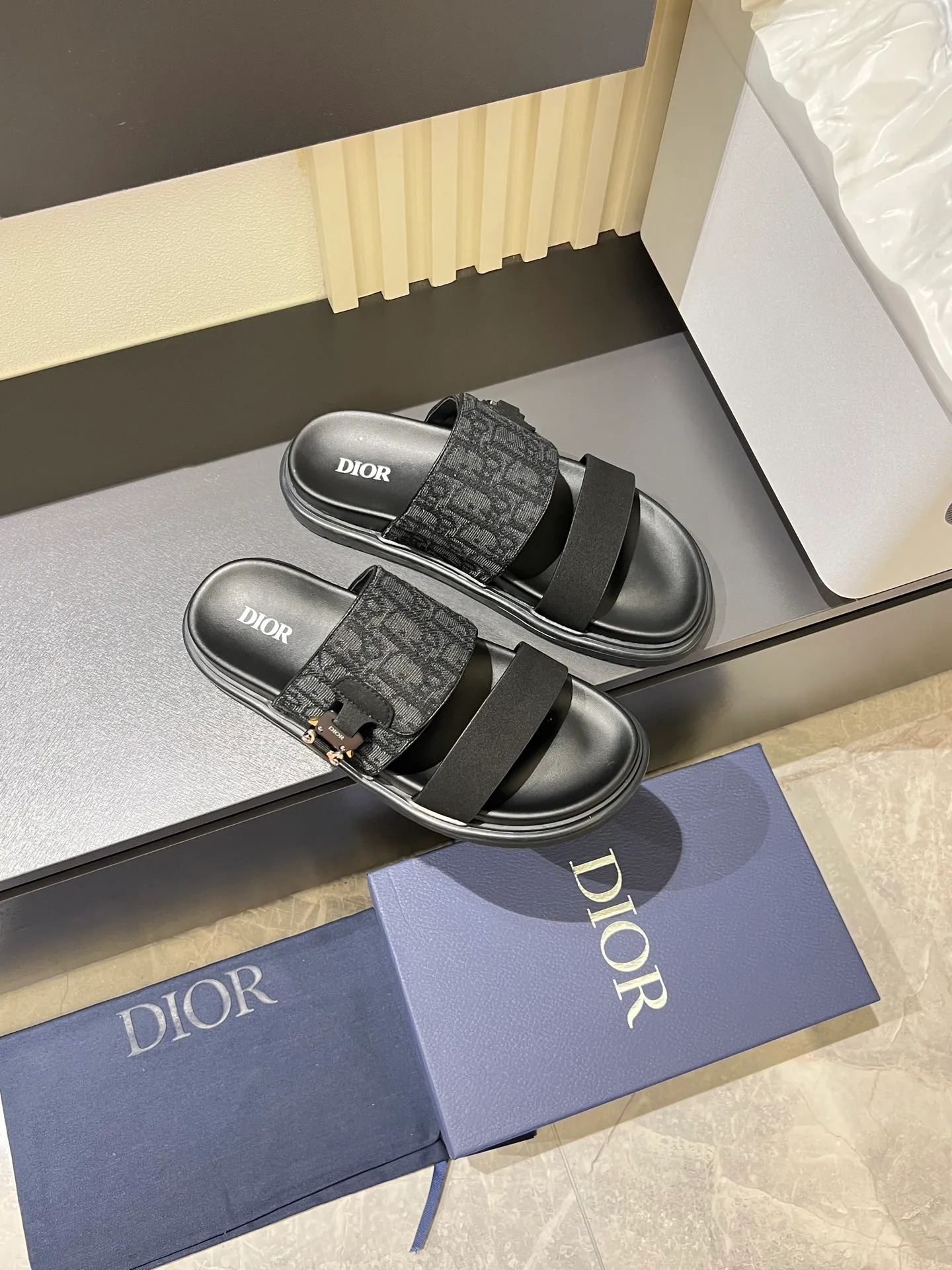 Men's Men's Shoes 💰p320 Dio* Men's Sandals Slippers. Showcasing Dior haute couture design. The Dior gray suede strap is accented with an aluminum Dior buckle for added style. Paired with a comfortable tonal notch sole, they pair easily with shorts or jeans for a sophisticated look. Main body: suede cow leather, technical fabric lining: cow leather, with adjustable straps, aluminum Dior buckle, Dior gray EVA insole, tonal notched rubber outsole splicing structure, size: 38-44 (customized at 45.46)